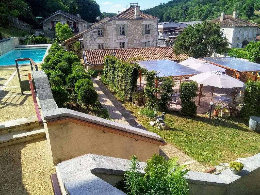 an aerial view of a house with a swimming pool at Le Jardin des Chouchoux in Brantôme