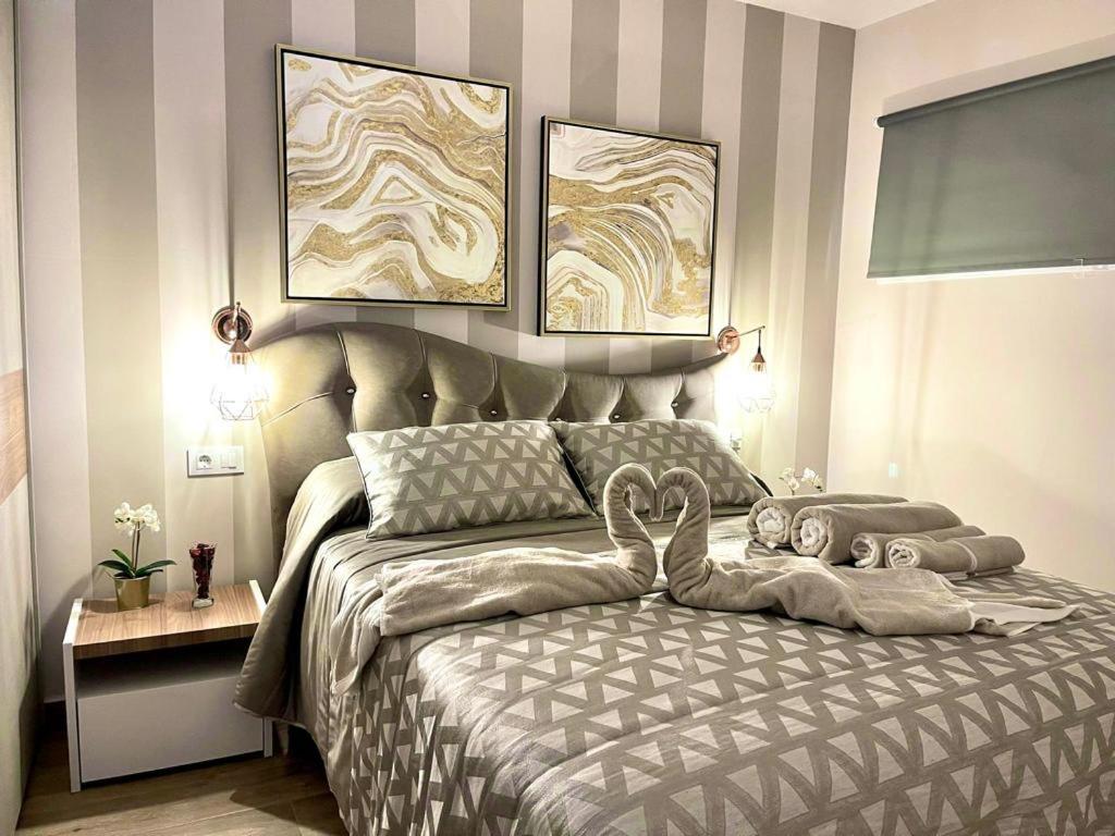 Posteľ alebo postele v izbe v ubytovaní Luxury Apartment fronte piscina Mareverde A&V Costa Adeje