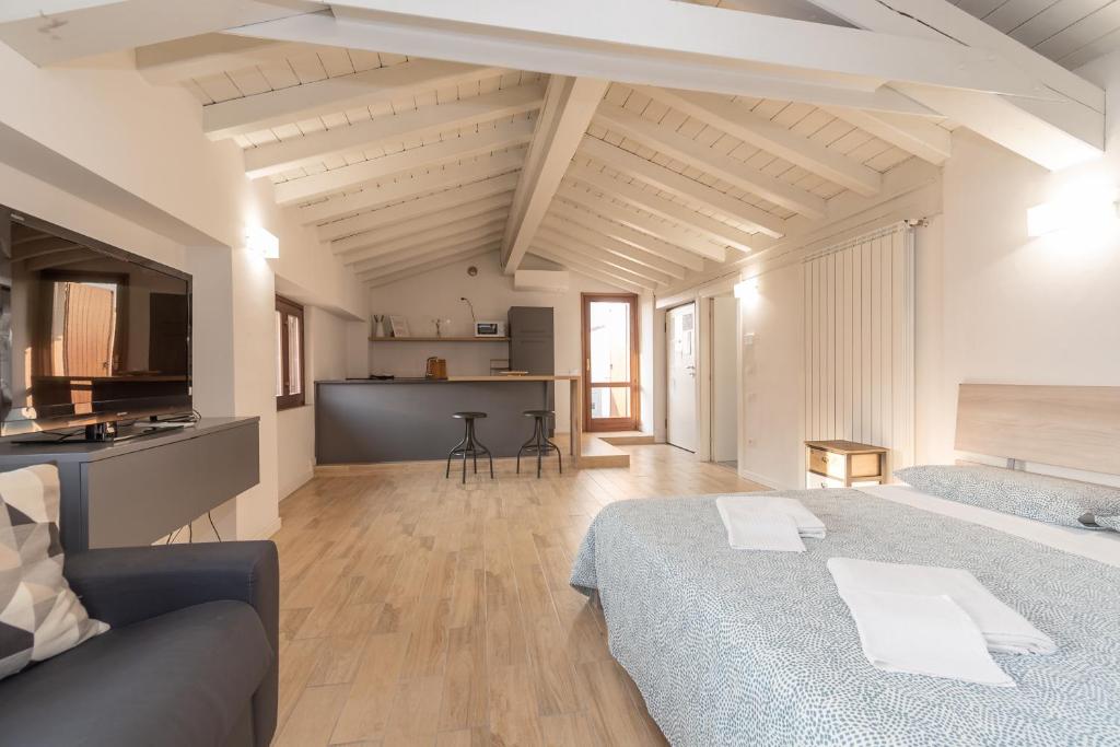 Großes Zimmer mit einem Bett und einer Küche. in der Unterkunft Appartamento Capriolo 28 - F&l Apartment in Brescia