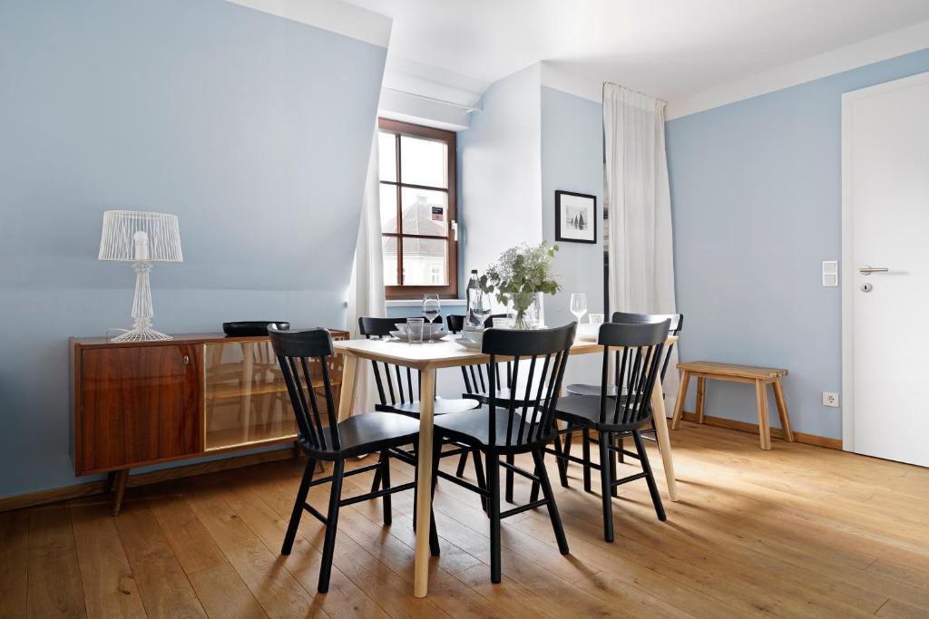 a dining room with a table and chairs at Numa Salzburg Flute in Salzburg