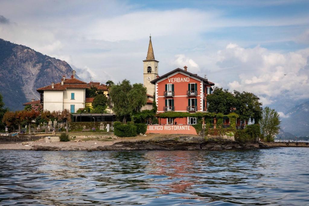 un edificio en una isla en el agua con una iglesia en Albergo Ristorante Il Verbano en Stresa