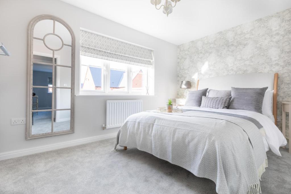 4 Bedroom Detached House 5mins walk to shopping village, Bicester