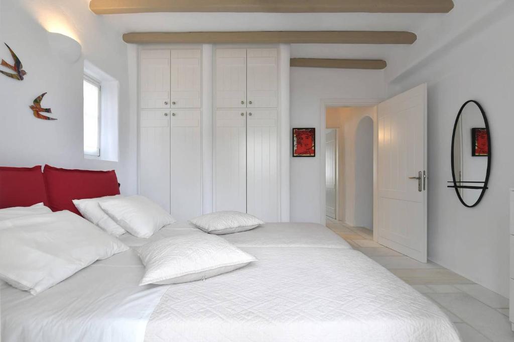 Postel nebo postele na pokoji v ubytování Orasea Villa with private pool