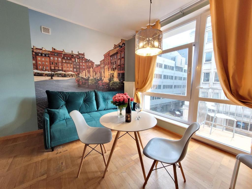 ワルシャワにあるMy Beloved Warsawのリビングルーム(緑のソファ、テーブル付)