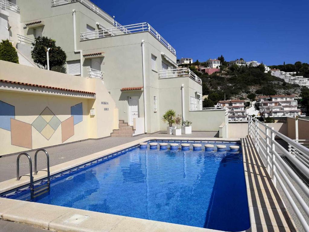 basen na balkonie domu w obiekcie A H RENTALS Montemar 4 apartamento w mieście Peñíscola