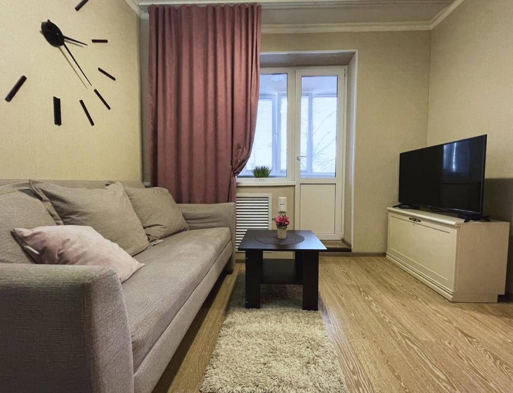 sala de estar con sofá y TV en •КВАРТИРА НА ДРУЖБЫ НАРОДОВ•, en Kogalym