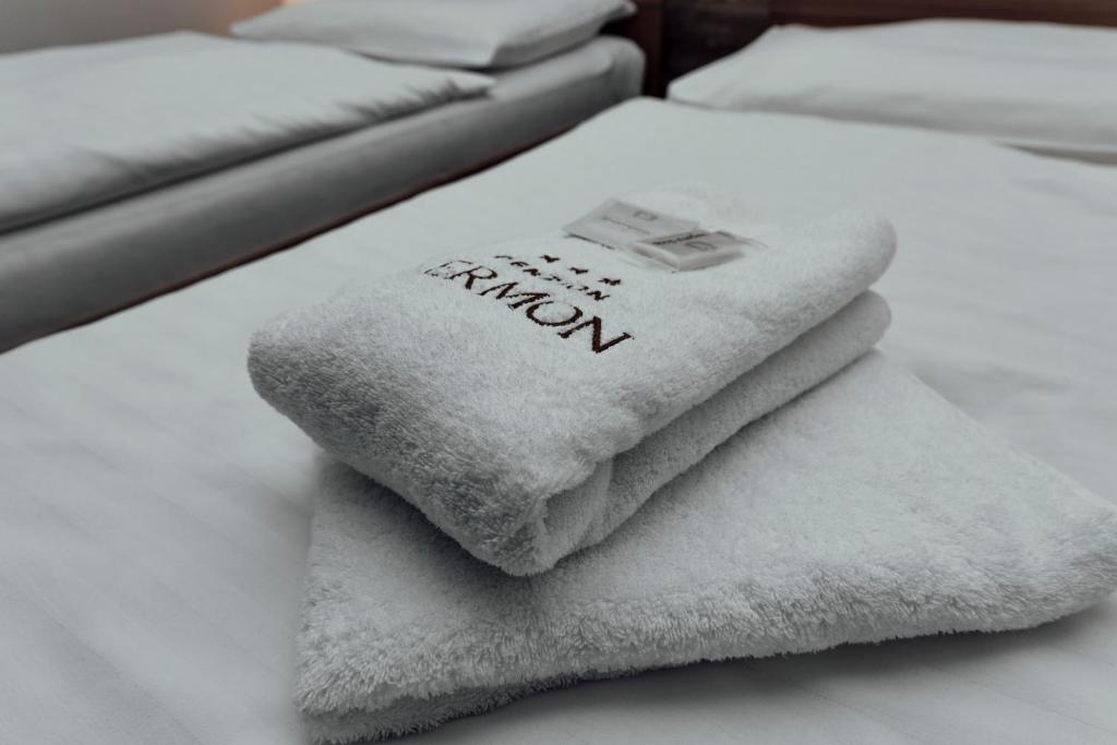 una pila de toallas sentadas encima de una cama en PENZION VERMON, en Svitavy