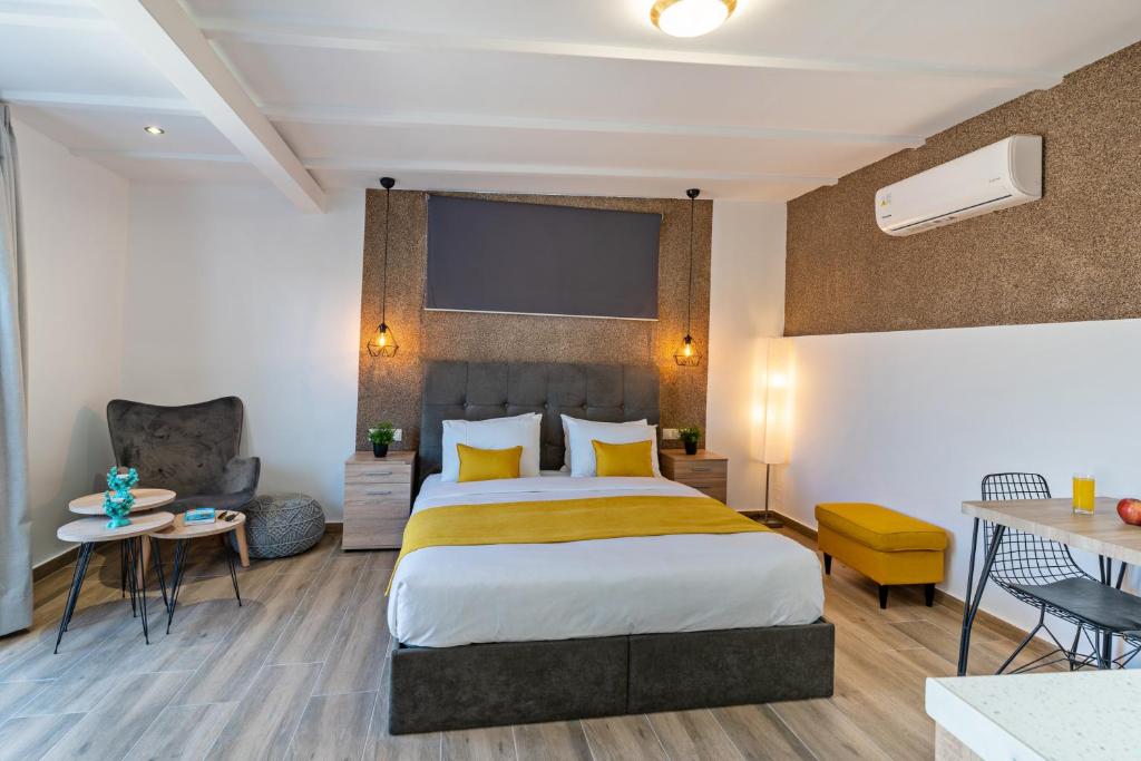 Posteľ alebo postele v izbe v ubytovaní Rooftop apartment,in the heart of old town!