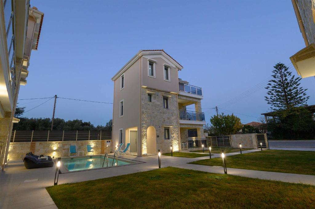 Бассейн в Momento Luxury Apartments walking distance from the beach или поблизости