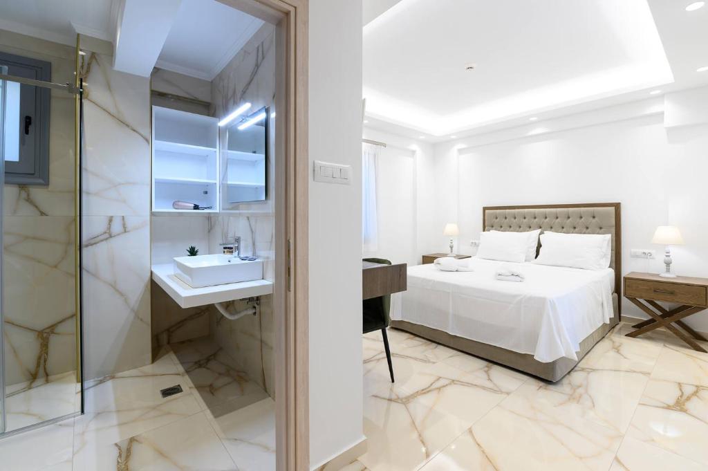 Кровать или кровати в номере Momento Luxury Apartments walking distance from the beach