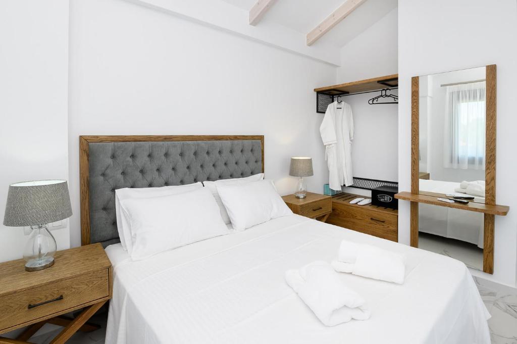 Кровать или кровати в номере Momento Luxury Apartments walking distance from the beach
