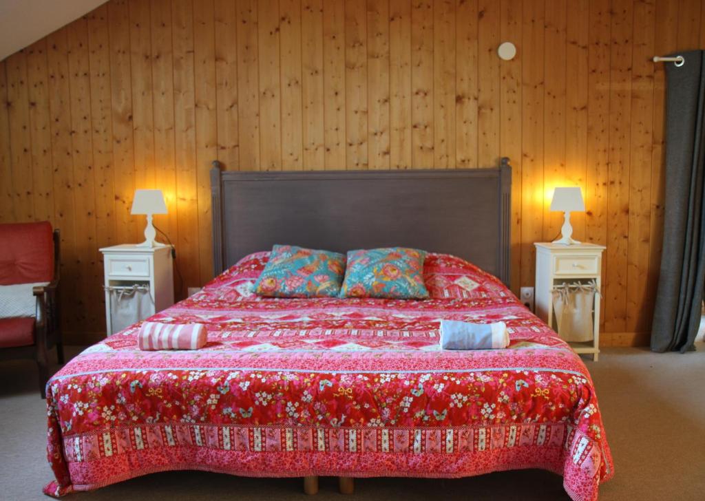 une chambre avec un grand lit avec deux tables de nuit dans l'établissement Gite calme et cosy, toutes commodités et tourisme, à Vigny-lès-Paray