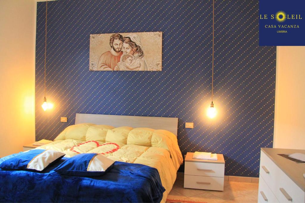 1 dormitorio con 1 cama y una pintura en la pared en LE SOL&IL Umbria, en Foligno