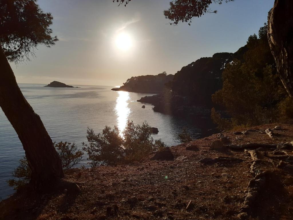 a view of the ocean with the sun shining on the water at Chez Pierrot 2 in Bandol