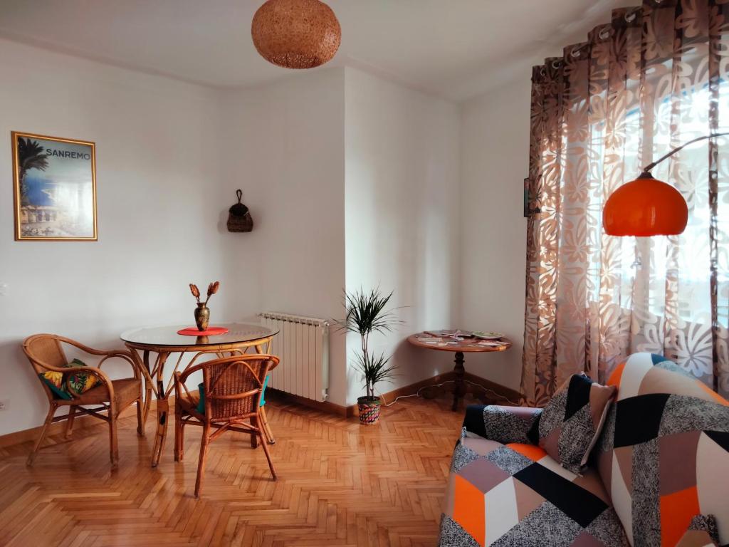 sala de estar con mesa y sillas en Casa di Raffi Sanremo, en San Remo