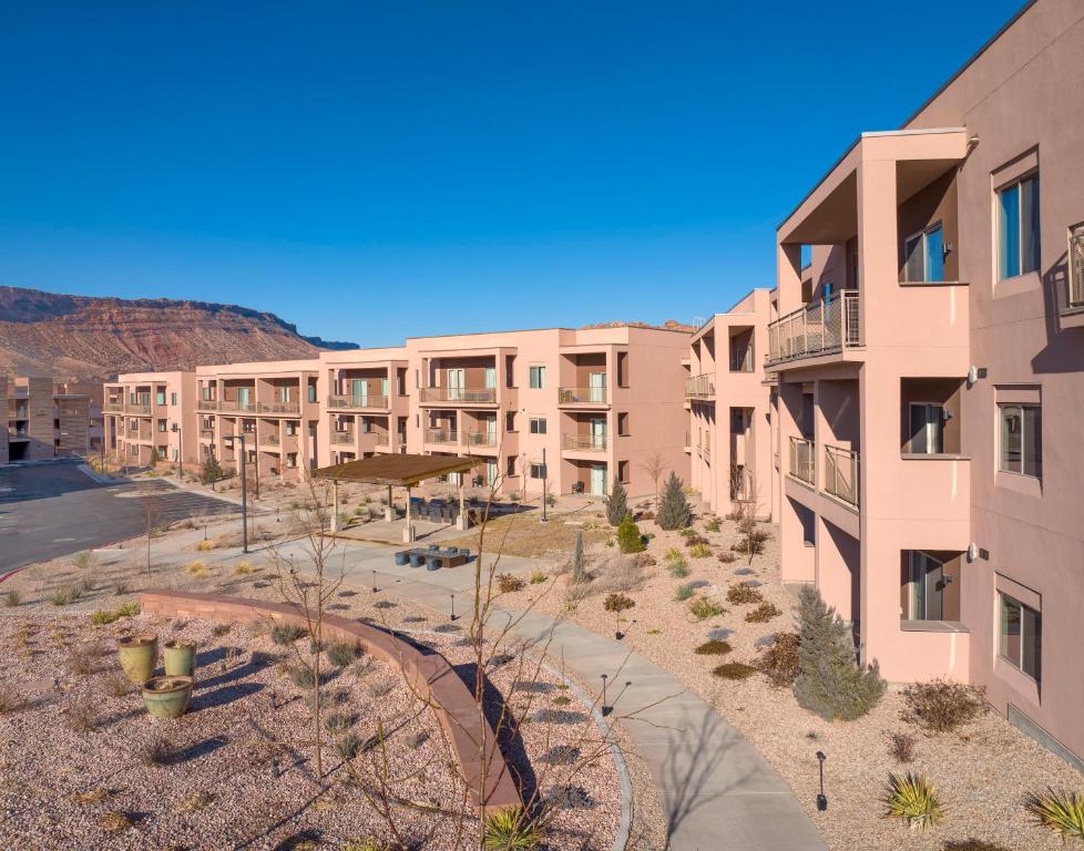 uma vista para um edifício de apartamentos com um pátio em The Moab Resort, WorldMark Associate em Moab