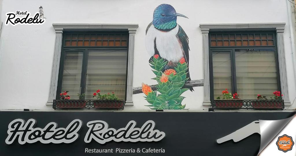 un edificio con un pájaro pintado a su lado en Hotel Rodelu, en Latacunga