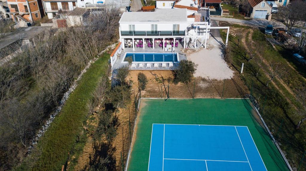 Tenis alebo squash v ubytovaní Holiday Home "PANORAMA-SPORT" POOL&BAR alebo jeho okolí