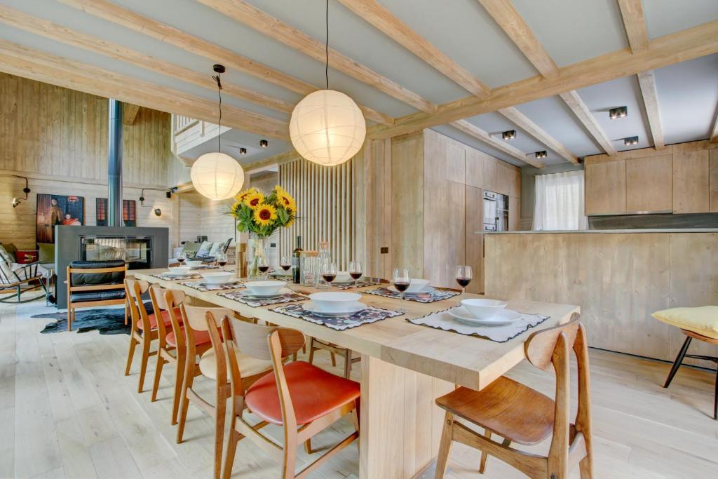 a large dining room with a long table and chairs at Chalet La Mésange Boréale in Morzine