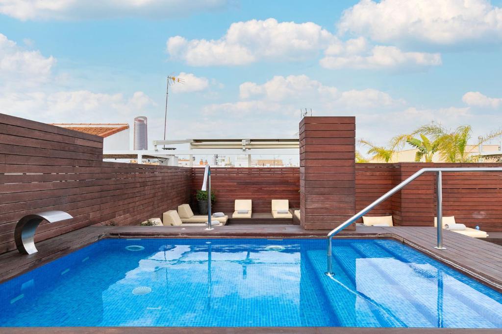 een zwembad op het dak van een gebouw bij Holiday Rentals Tempa Museo in Sevilla