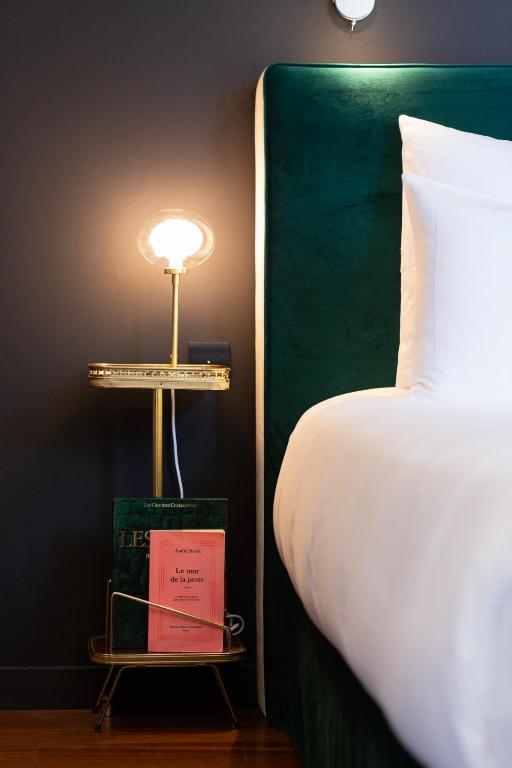 Postel nebo postele na pokoji v ubytování Hôtel De Charme Le Chêne Vert