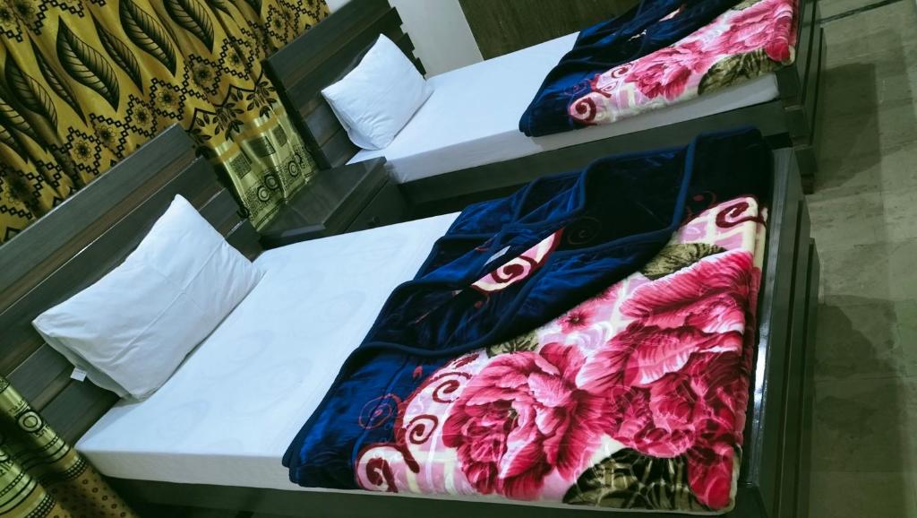 2 camas individuais num quarto com em Hotel Decent Lodge em Multan
