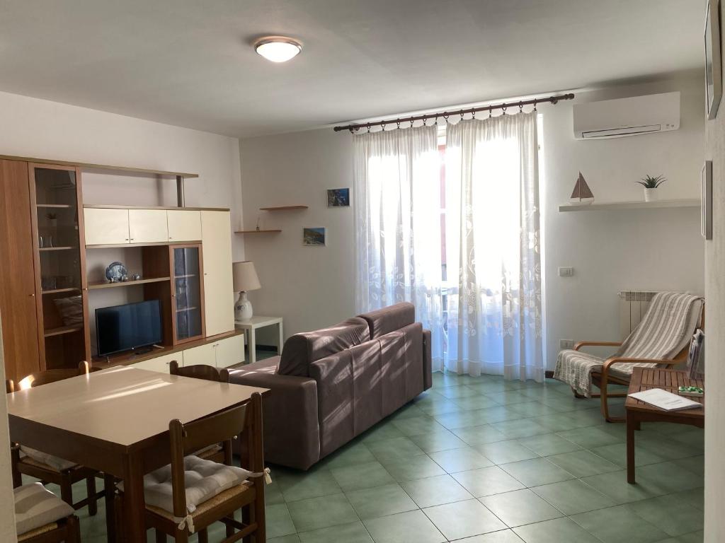 a living room with a couch and a table at Smeraldo in Levanto