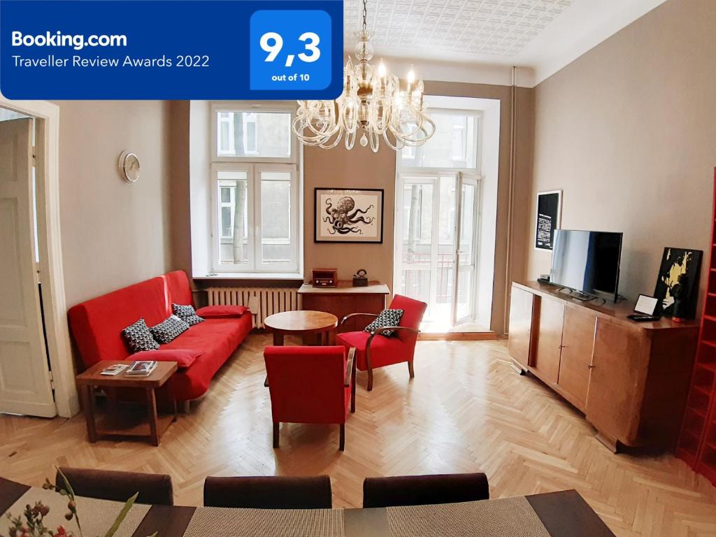 - un salon avec un canapé et des fauteuils rouges dans l'établissement Star Apartment City Center, à Łódź
