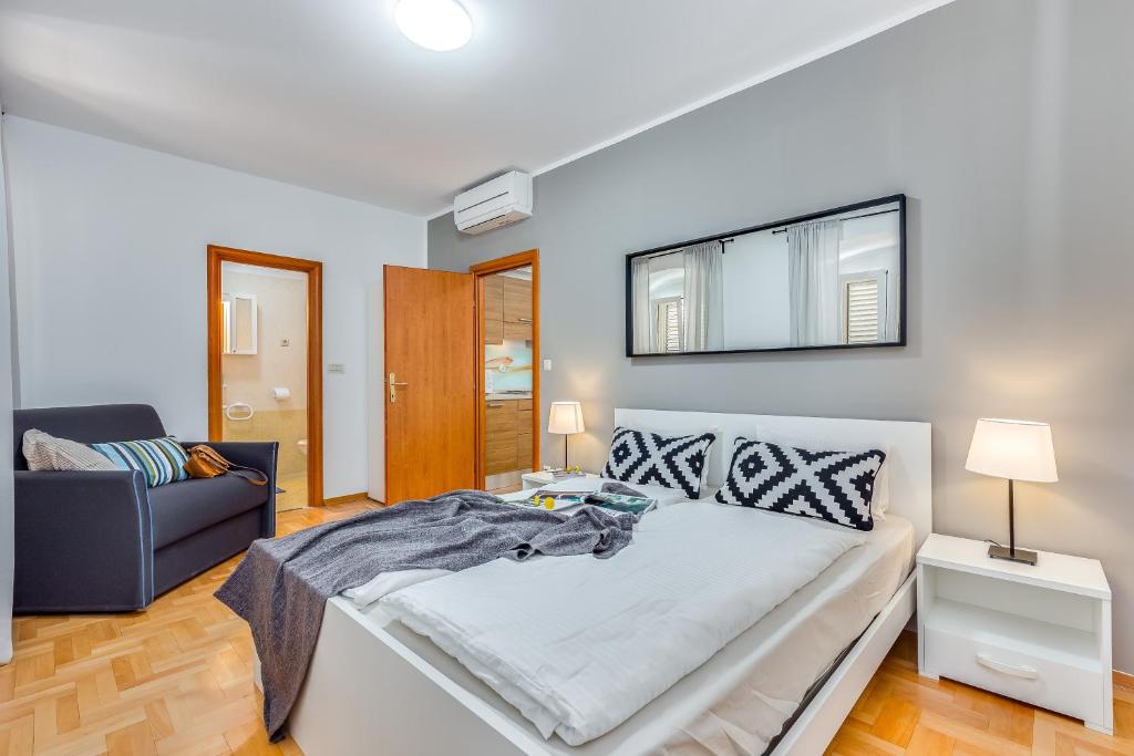 Postel nebo postele na pokoji v ubytování Main Street Apartments 2