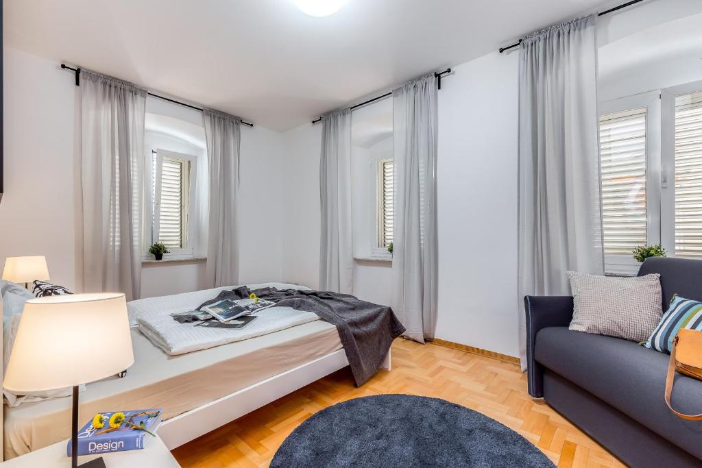 Postel nebo postele na pokoji v ubytování Main Street Apartments 2