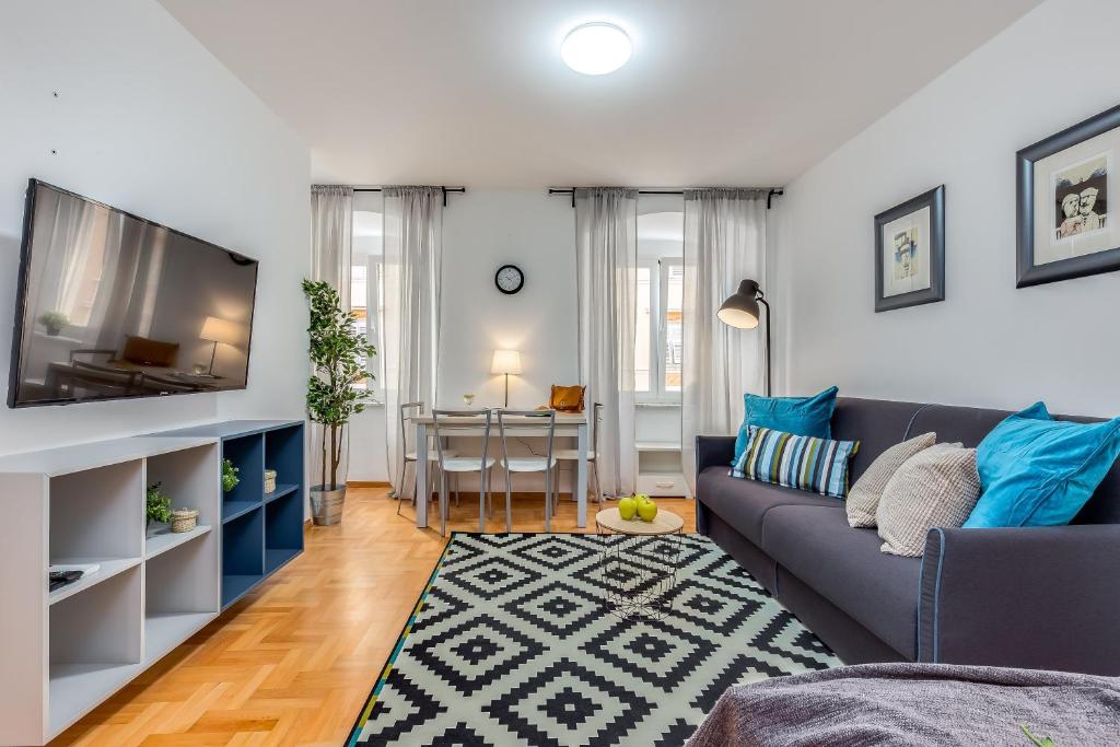 TV a/nebo společenská místnost v ubytování Main Street Apartments 2