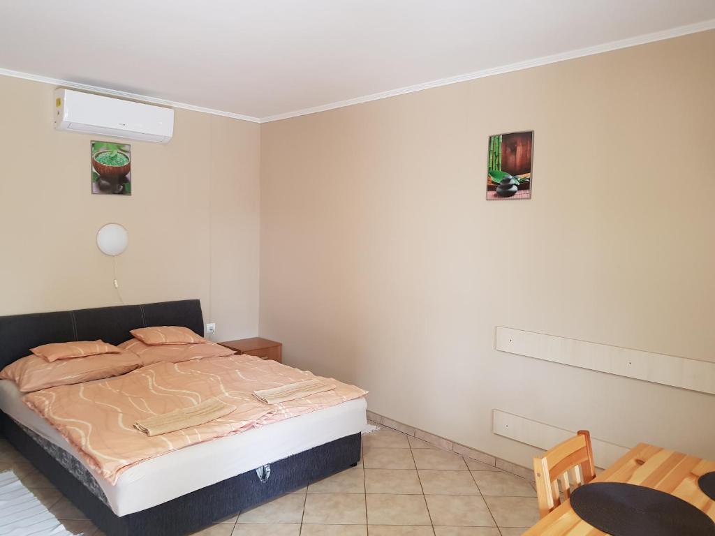 Postel nebo postele na pokoji v ubytování Muskátli Apartman