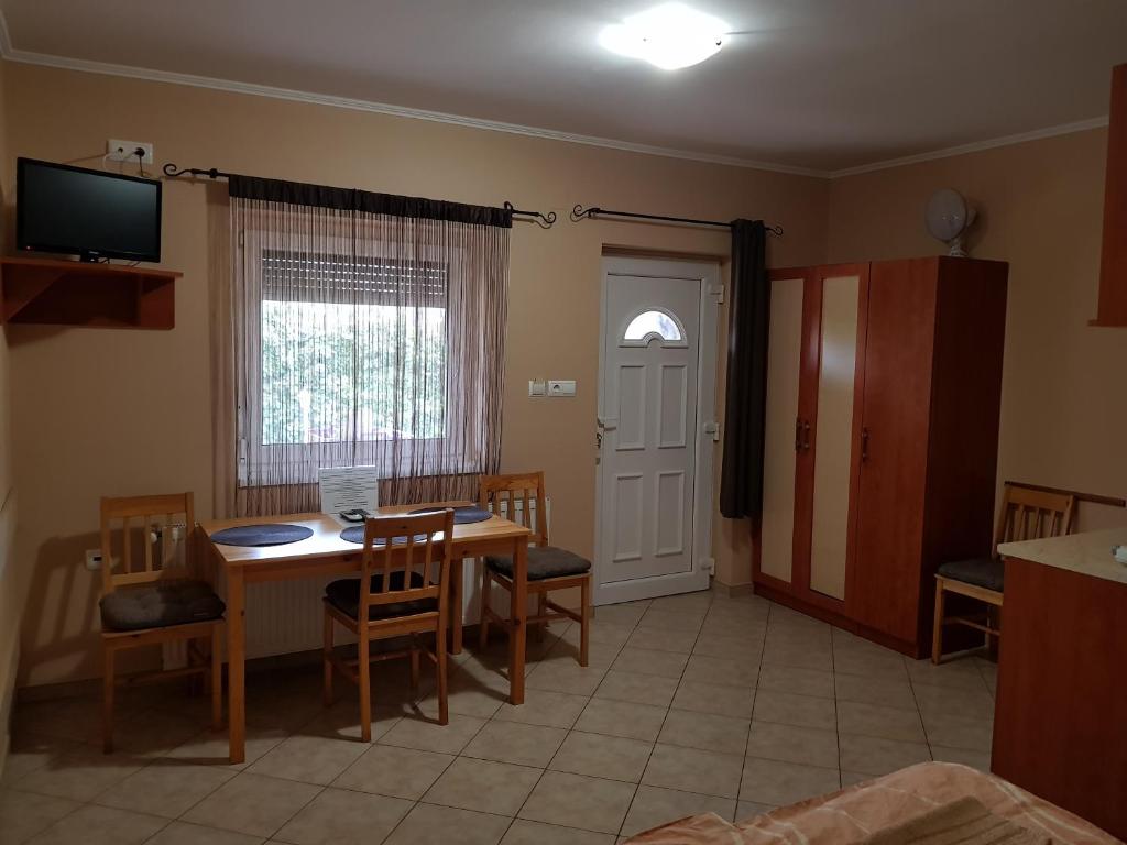 TV a/nebo společenská místnost v ubytování Muskátli Apartman