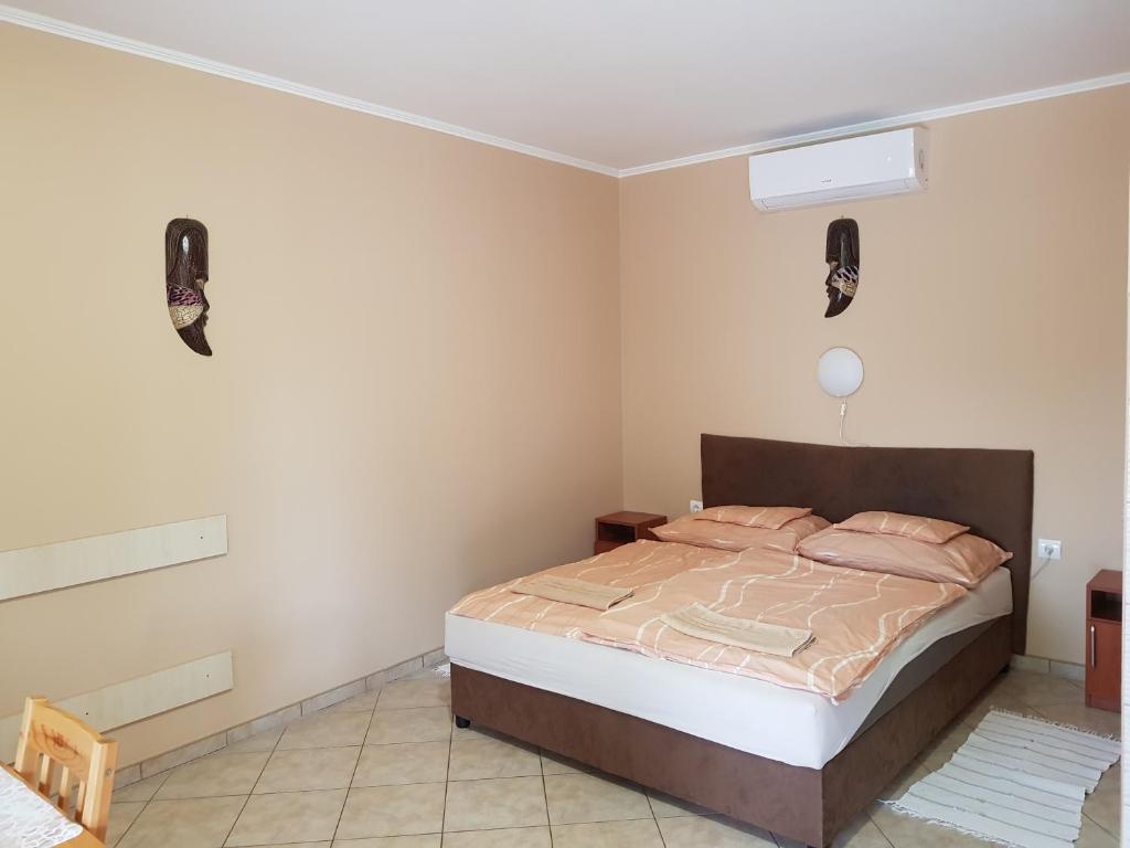 Postel nebo postele na pokoji v ubytování Muskátli Apartman