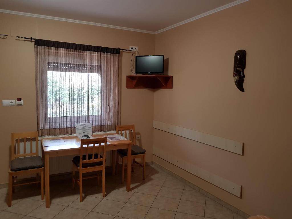 TV a/nebo společenská místnost v ubytování Muskátli Apartman
