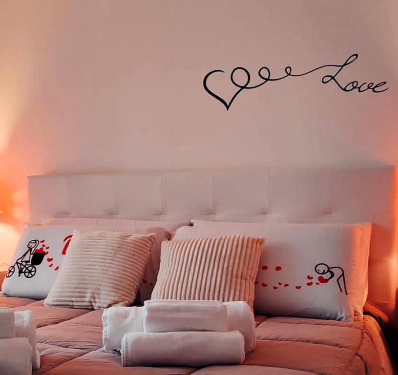 Una cama o camas en una habitación de Deluxe Alba
