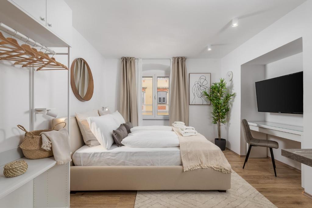 Postel nebo postele na pokoji v ubytování Main Street Apartments 2