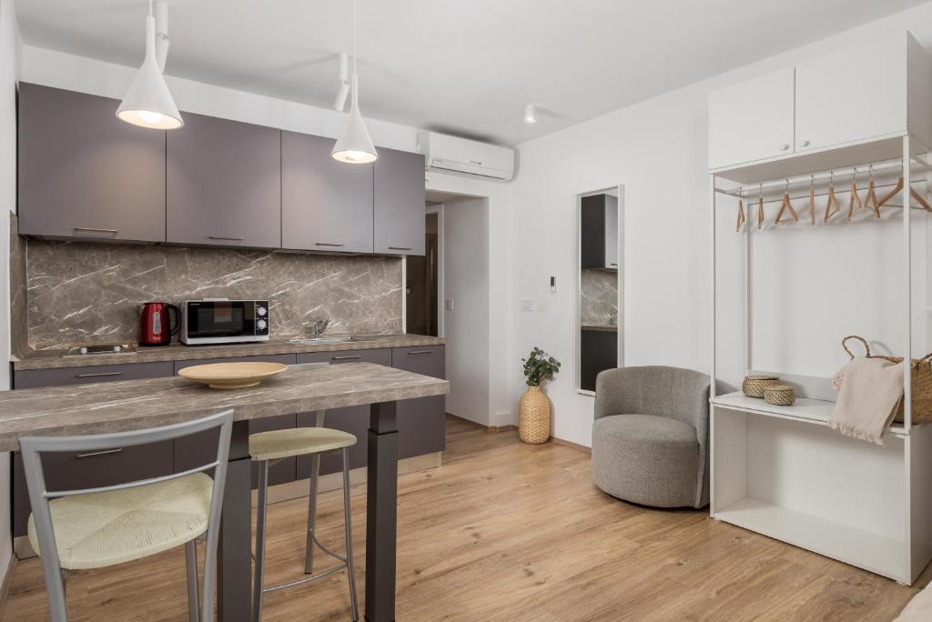 Kuchyň nebo kuchyňský kout v ubytování Main Street Apartments 2