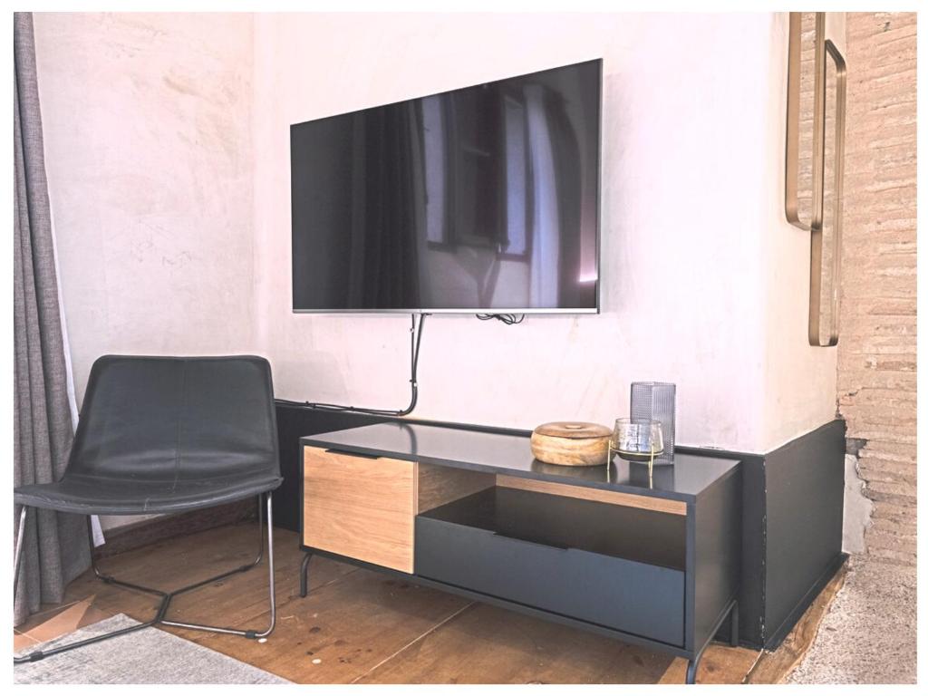 A television and/or entertainment centre at Casa Palacio Rodrigo de la Fuente by Príncipe David - Seis Apartamentos de Lujo -