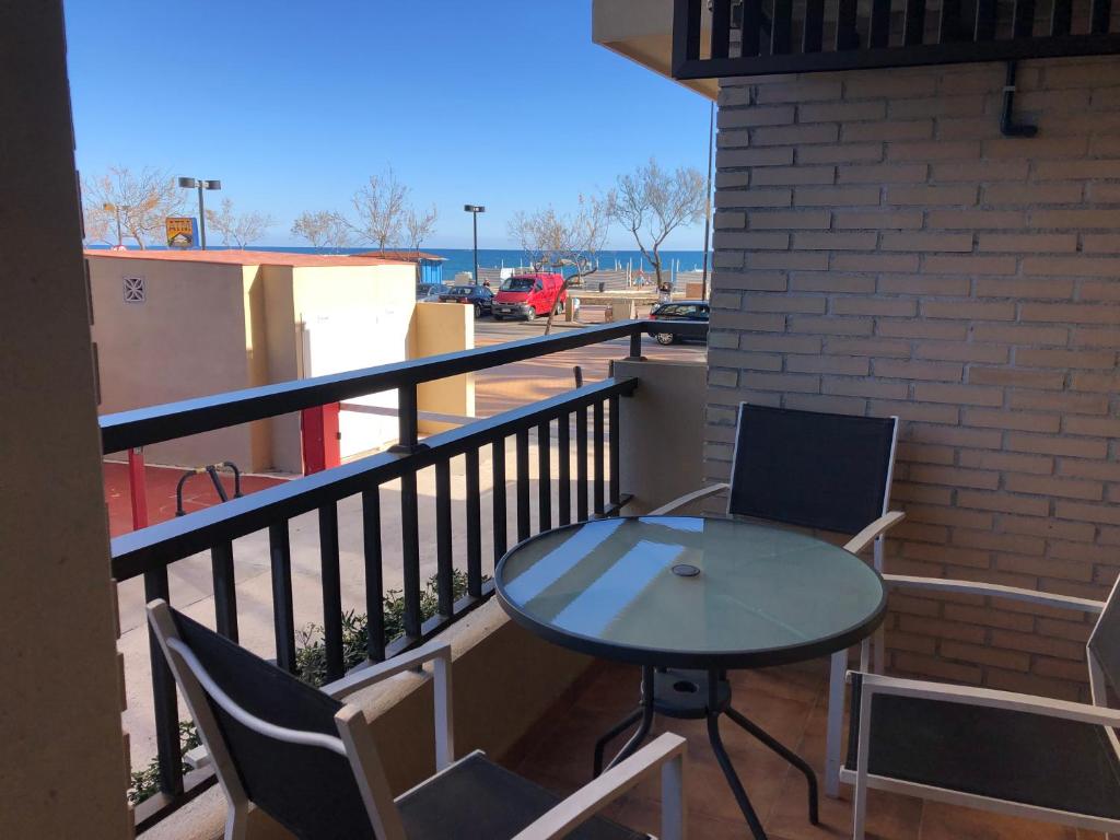 - un balcon avec une table et des chaises dans l'établissement Moderno Apartamento en Primera línea Paseo Marítimo Fuengirola, à Fuengirola