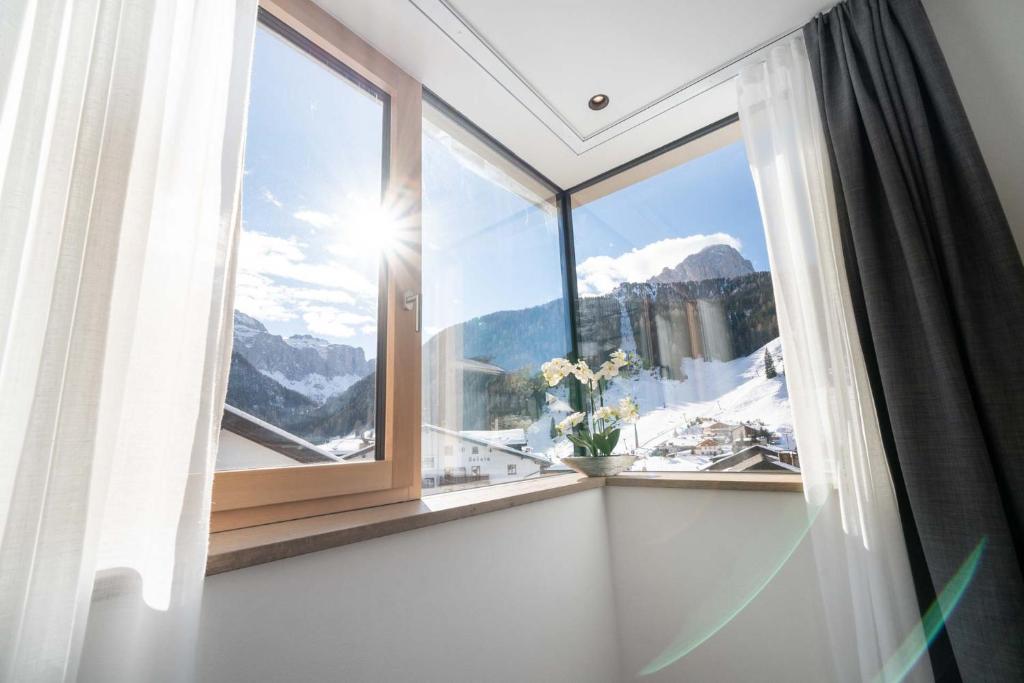 Nespecifikovaný výhled na hory nebo výhled na hory při pohledu z hotelu