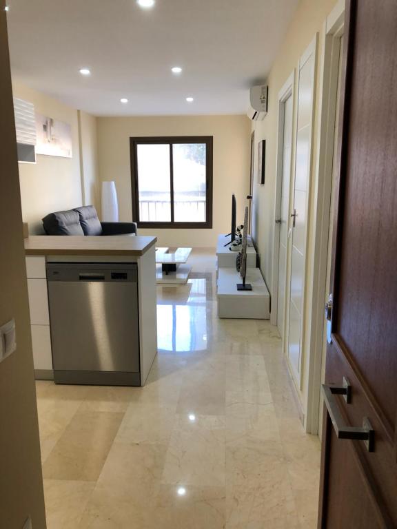 Moderno Apartamento en Primera línea Paseo Marítimo Fuengirolaにあるキッチンまたは簡易キッチン