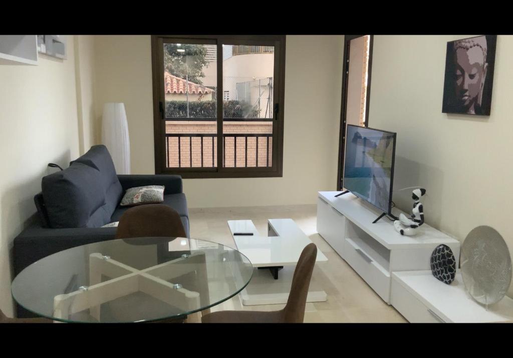 Moderno Apartamento en Primera línea Paseo Marítimo Fuengirolaにあるテレビまたはエンターテインメントセンター