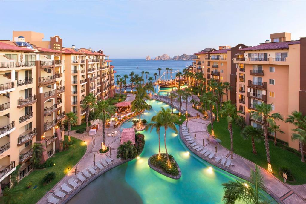 z powietrza widok na rzekę z palmami i budynkami w obiekcie Villa del Arco Beach Resort & Spa w mieście Cabo San Lucas