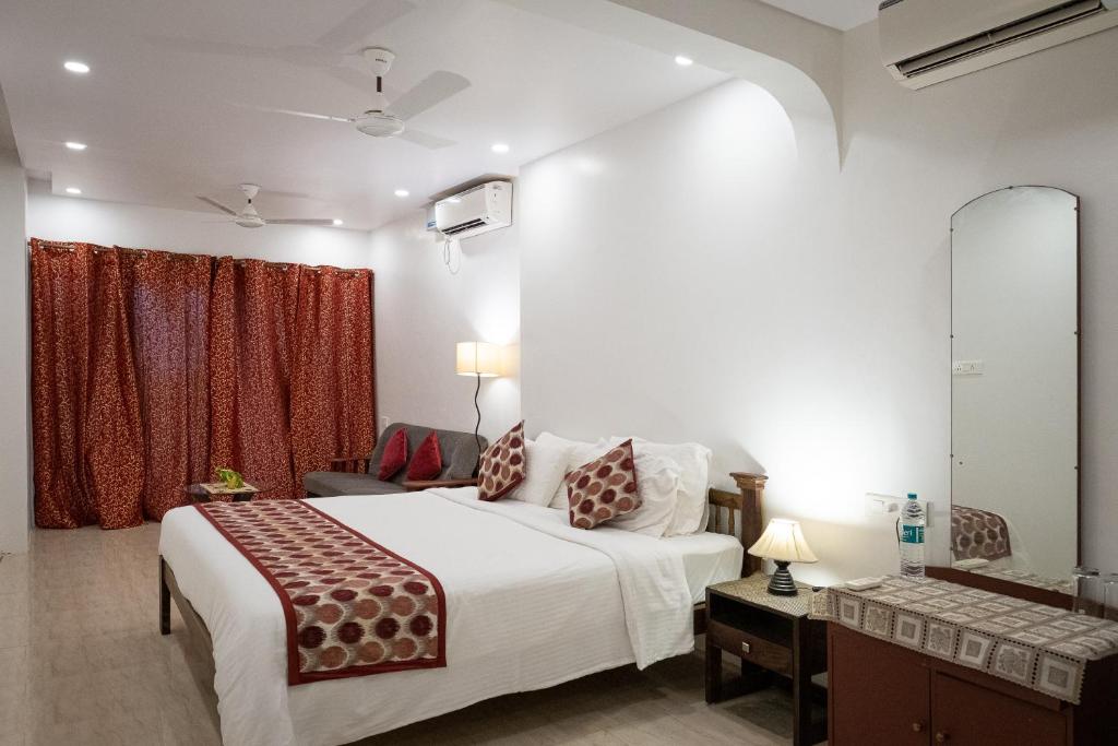 Кровать или кровати в номере SHANU'S SEASIDE INN - A Family-Run Guesthouse just 100 metres from Candolim Beach
