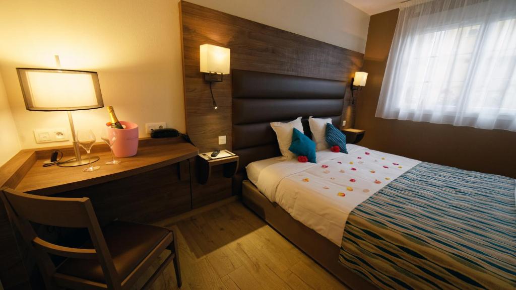 Postel nebo postele na pokoji v ubytování Logis Auberge Des Moissons