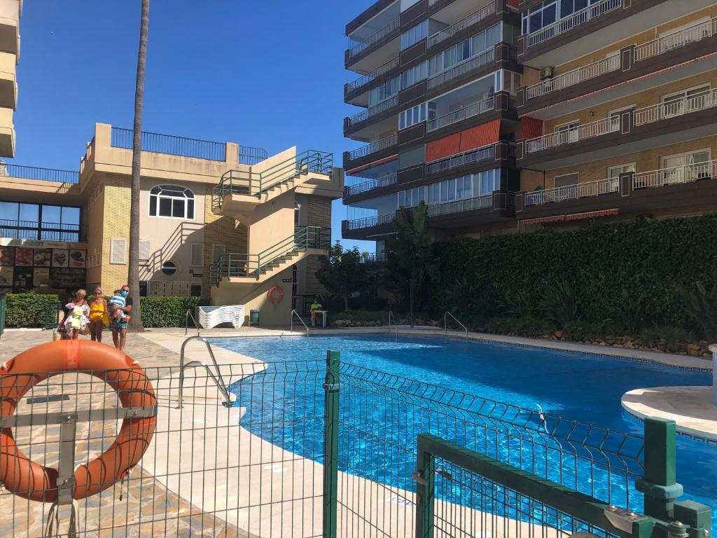 Moderno Apartamento en Primera línea Paseo Marítimo Fuengirolaの敷地内または近くにあるプール