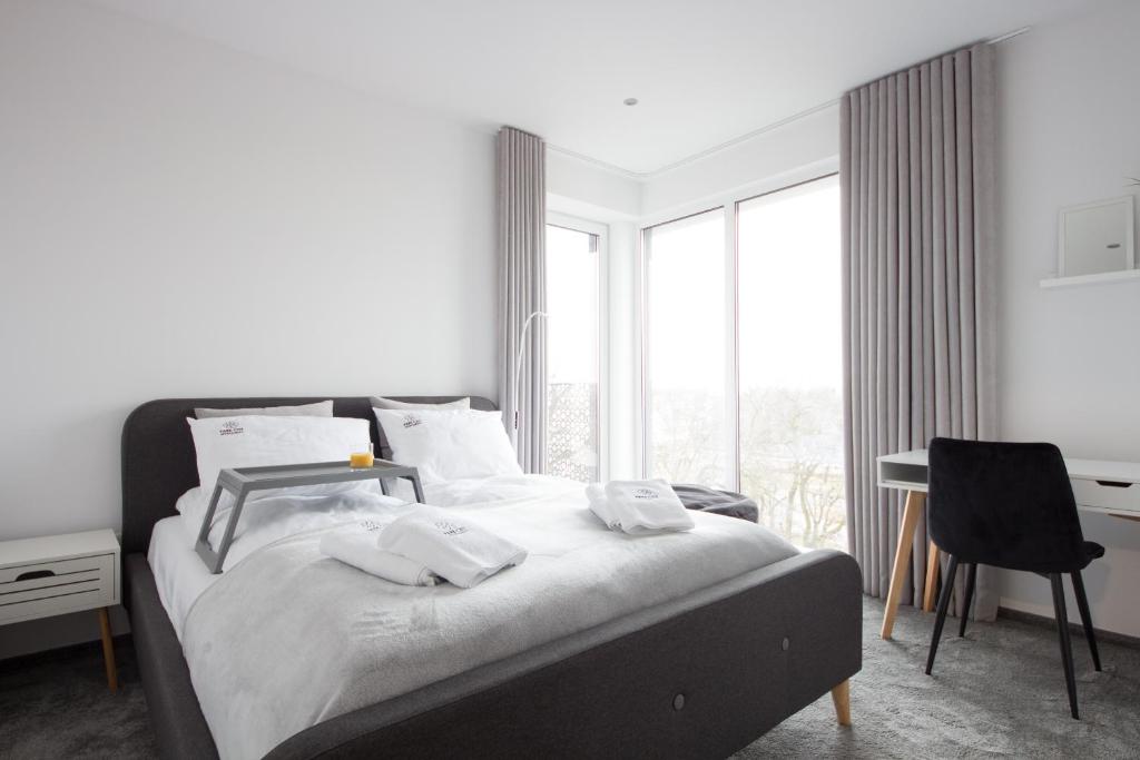 een slaapkamer met een bed, een bureau en een raam bij Apartament 23 Park City in Ostrów Wielkopolski