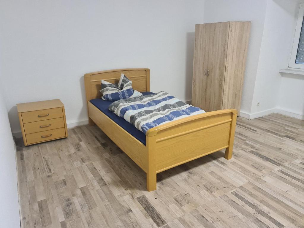 una piccola camera con letto e cassettiera di GSS18 2-OG Möbilierte Wohnung in Oebisfelde a Oebisfelde