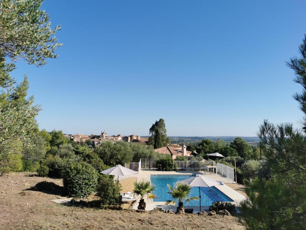 widok z powietrza na ośrodek z basenem w obiekcie Villa Fourmaux w mieście Néffiès
